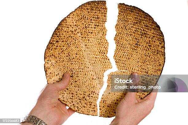 Photo libre de droit de Matza Au Seder banque d'images et plus d'images libres de droit de Matzo - Matzo, Se briser, Cassé