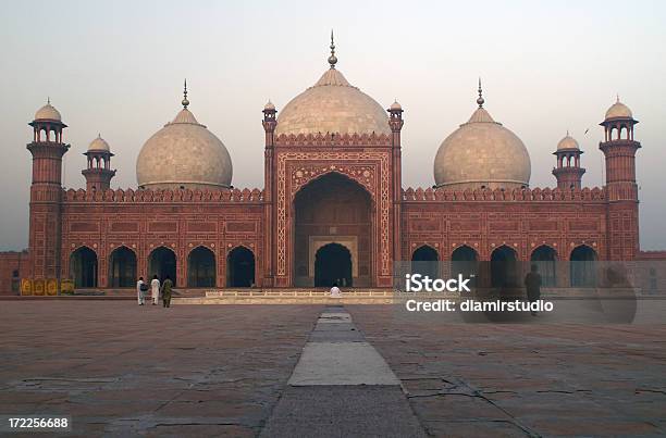 Lahore W Pakistanie Świt Badshahi Mosque - zdjęcia stockowe i więcej obrazów Cesarski Meczet - Cesarski Meczet, Meczet, Lahaur - Pakistan