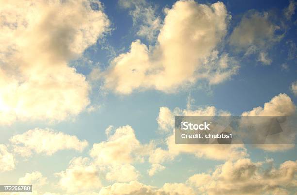 El Cielo Al Anochecer Foto de stock y más banco de imágenes de Aire libre - Aire libre, Ajardinado, Azul