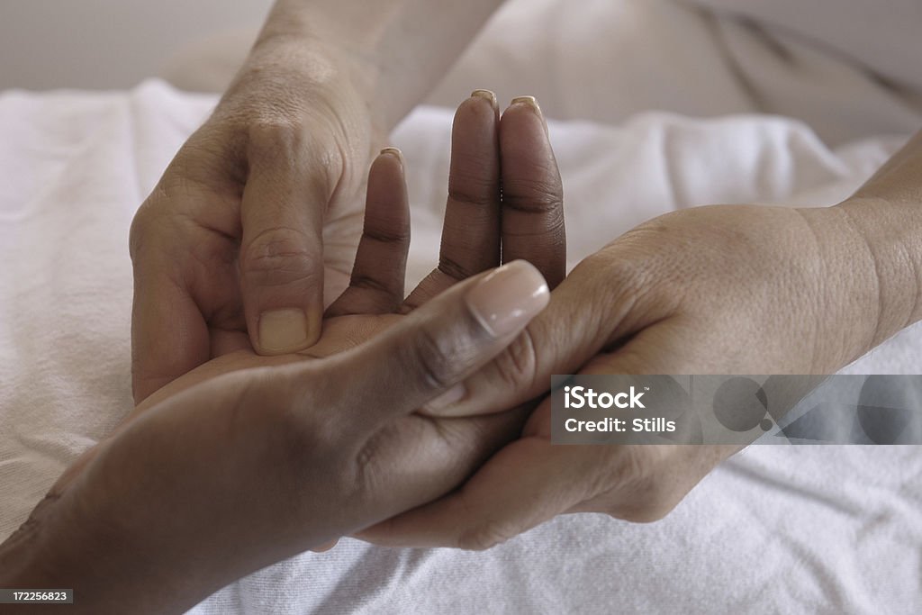 Masaje de mano - Foto de stock de Balneario - Spa libre de derechos