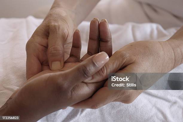 Masaje De Mano Foto de stock y más banco de imágenes de Balneario - Spa - Balneario - Spa, Belleza, Cuidado del cuerpo