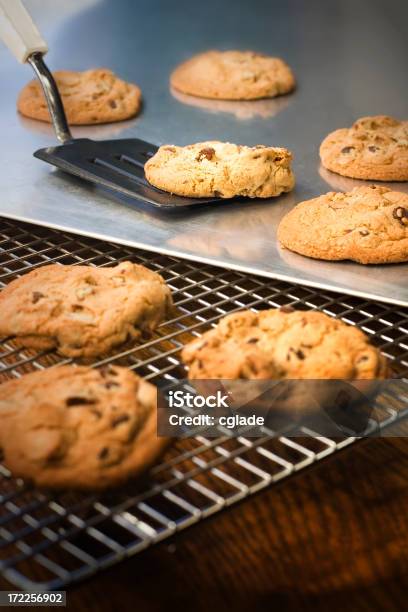 Freschi Dal Forno - Fotografie stock e altre immagini di Alimentazione non salutare - Alimentazione non salutare, Biscotto con gocce di cioccolato, Biscotto secco