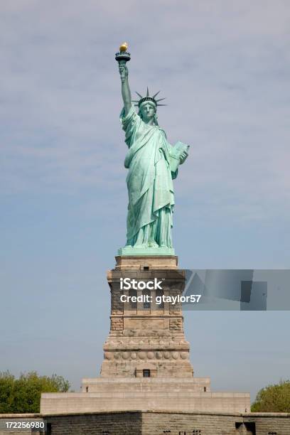 Estatua De La Libertad Foto de stock y más banco de imágenes de Antorcha - Antorcha, Azul, Cielo
