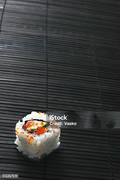 Sushi Foto de stock y más banco de imágenes de Aguacate - Aguacate, Alimento, Aperitivo - Plato de comida