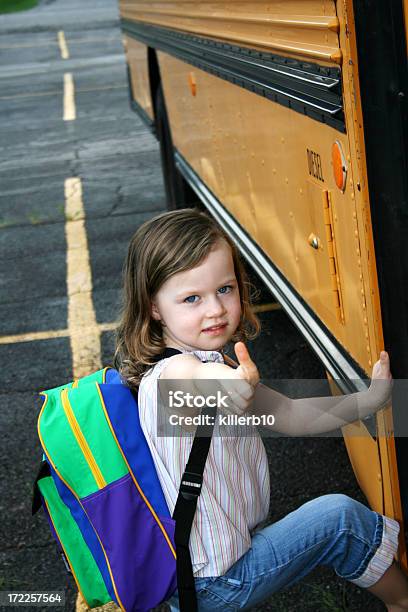 Foto de Entrar No Ônibus e mais fotos de stock de Criança - Criança, Primeiro Dia de Aula, Sinal Afirmativo