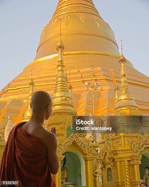 Foto de Yangon Mianmar O Pagode De Shwedagon E Monk In Luz À Noite e mais fotos de stock de Budismo