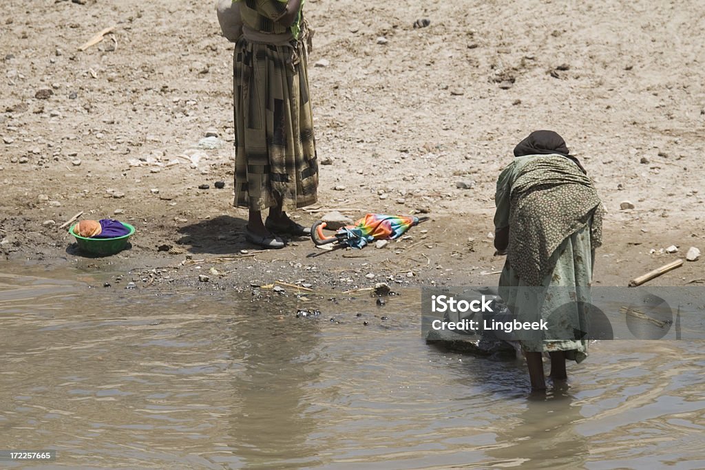 African vida y lavandería en el río - Foto de stock de Adulto libre de derechos
