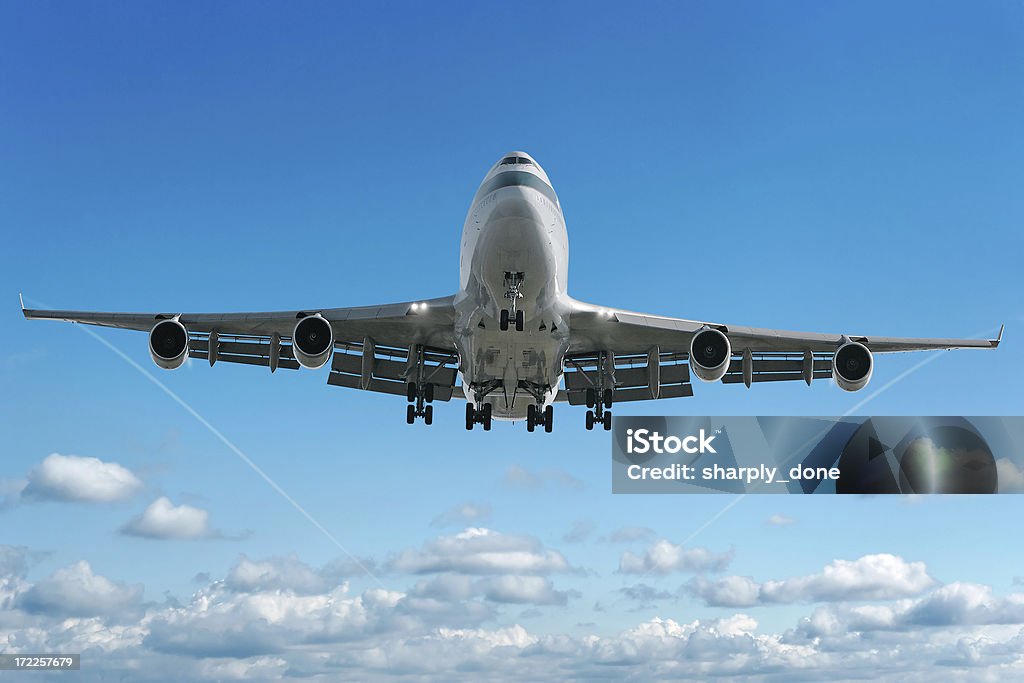 Jumbojet Avião pousando no céu brilhante - Foto de stock de Aterrissar royalty-free