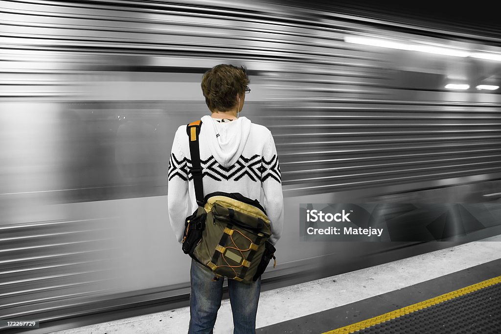 Jovem em uma estação de trem - Foto de stock de Adulto royalty-free