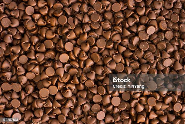 Chocolate Chips Textura - Fotografias de stock e mais imagens de Chocolate - Chocolate, Texturizado, Plano de Fundo