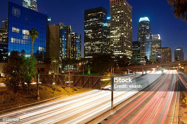 Velocidade À Noite - Fotografias de stock e mais imagens de Anoitecer - Anoitecer, Ao Ar Livre, Arranha-céu