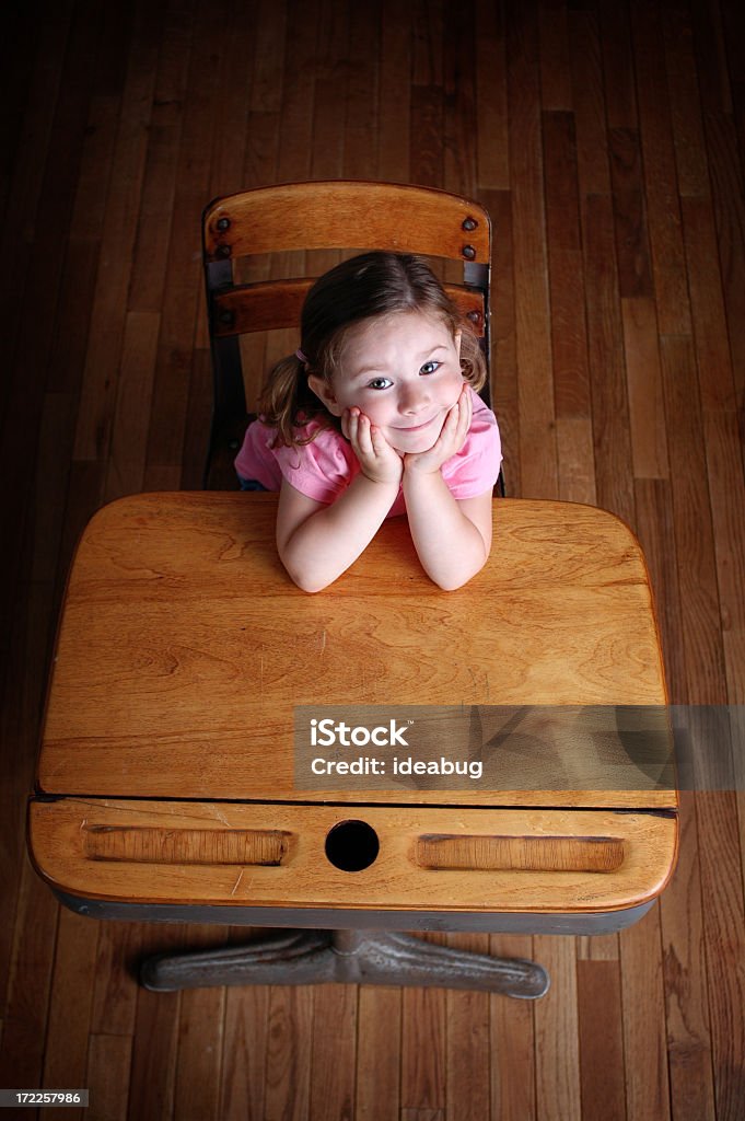 Niña feliz sentado en una escuela, ESCRITORIO - Foto de stock de 2-3 años libre de derechos