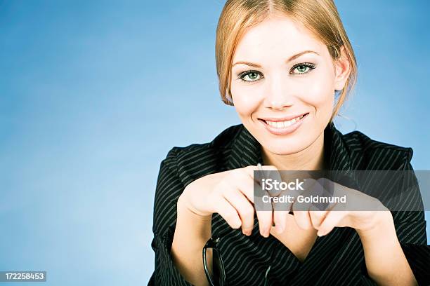 Junge Geschäftsfrau Stockfoto und mehr Bilder von Attraktive Frau - Attraktive Frau, Bildkomposition und Technik, Blau