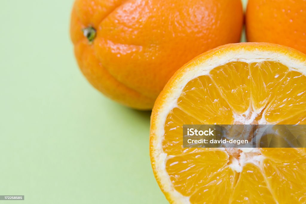 Naranjas con menta-fondo verde - Foto de stock de Bienestar libre de derechos