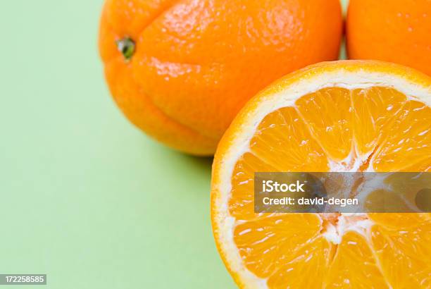 Naranjas Con Mentafondo Verde Foto de stock y más banco de imágenes de Bienestar - Bienestar, Comida sana, Comidas y bebidas