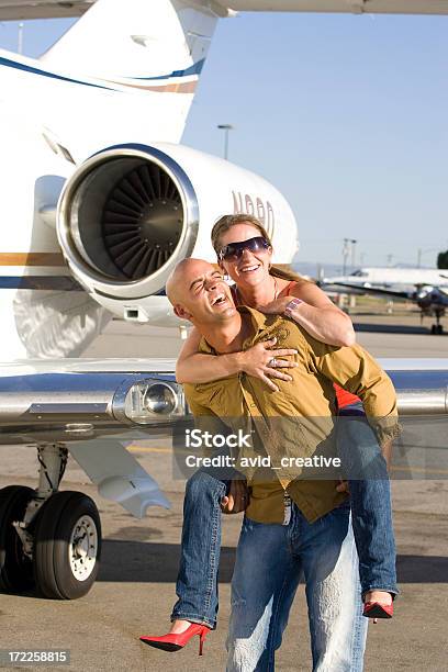 Segment Affluent Podróżypara Śmiać Się I Grają W Samolot - zdjęcia stockowe i więcej obrazów 20-29 lat