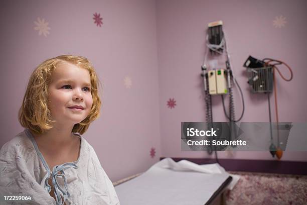 Criança Com O Seu Médico - Fotografias de stock e mais imagens de 2-3 Anos - 2-3 Anos, 4-5 Anos, Beleza