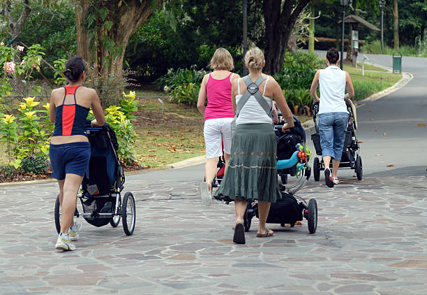 Mutter mit Kinderwagen im park (Landschaftsgestaltung – Foto