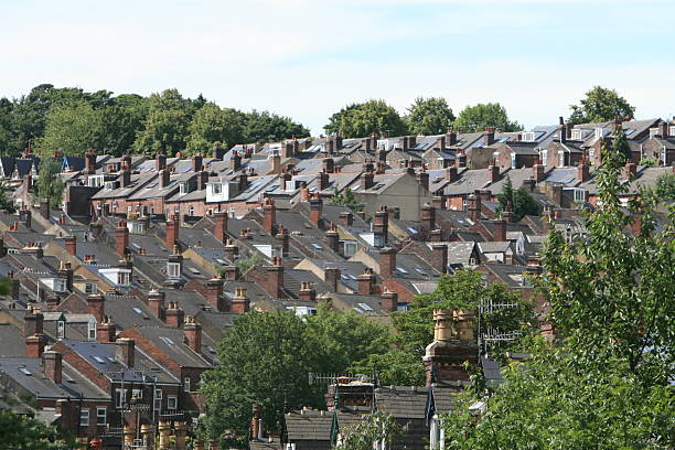 sheffield dächer - television aerial roof antenna city stock-fotos und bilder