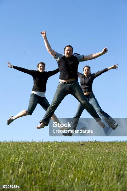 I Giovani - Fotografie stock e altre immagini di Campo - Campo, Erba, Adulto