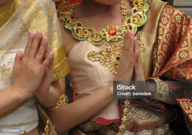 Photo libre de droit de Femmes Thaïlandaise banque d'images et plus d'images libres de droit de Faire le salut militaire - Faire le salut militaire, Thaïlande, Adulte