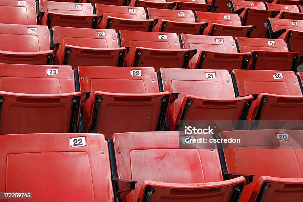 Stadionbestuhlung Stockfoto und mehr Bilder von Baseballfeld - Baseballfeld, Tribüne, Rot