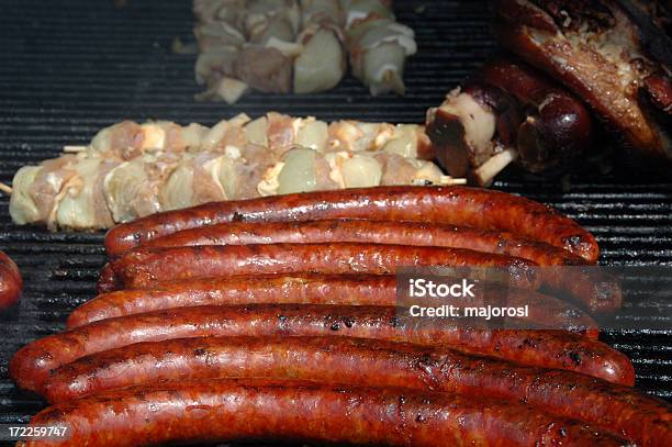 Barbecue Griglia E Salsicce Arrosto - Fotografie stock e altre immagini di Alla brace - Alla brace, Alla griglia, Ambientazione interna