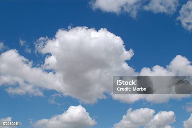 Nuvens - Fotografias de stock e mais imagens de Ao Ar Livre - Ao Ar Livre, Azul, Branco