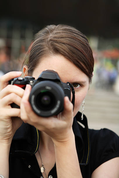 paparazzi femme prenant une photo - shutterbug photos et images de collection