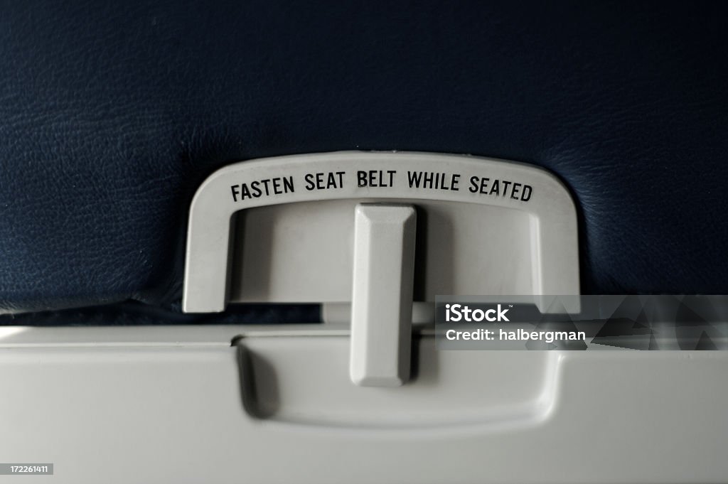 Ajustar cinturón de seguridad mientras esté sentado. - Foto de stock de Asiento libre de derechos