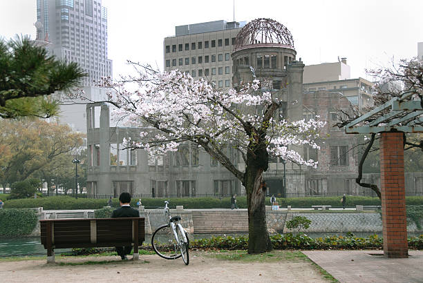 hiroshima decenni dopo la bomba - test nucleare foto e immagini stock