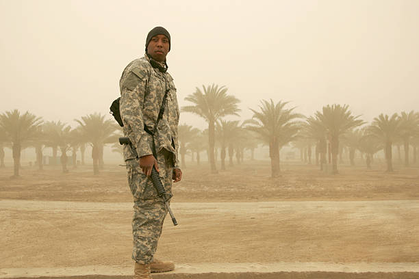 soldado en tormenta de arena sin máscara - armed forces us military iraq conflict sandstorm fotografías e imágenes de stock