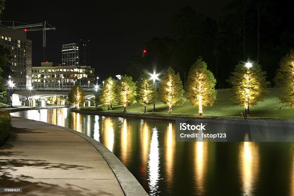 Elegantemente iluminado de agua con edificios de oficinas en el fondo. La acera. Paseo del río. - Foto de stock de Canal - Corriente de agua libre de derechos