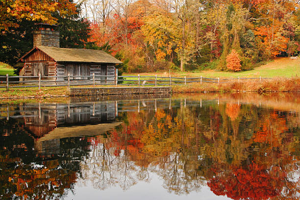 Herbst-Landschaft-Herbstfarben spiegelt sich in den Teich – Foto