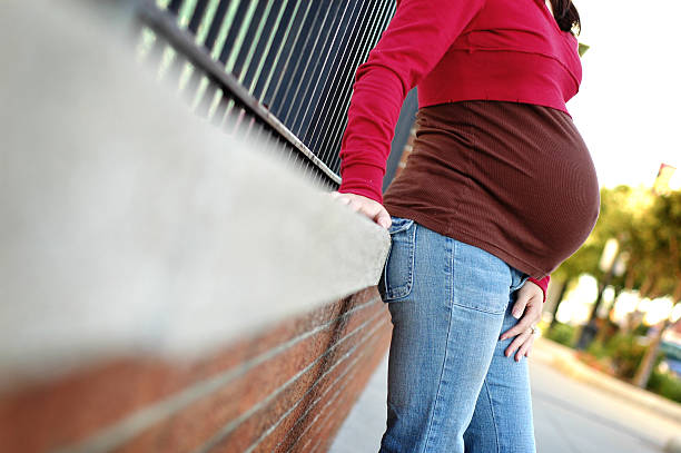 ciąży perspektywy - teenage pregnancy human pregnancy abdomen women zdjęcia i obrazy z banku zdjęć