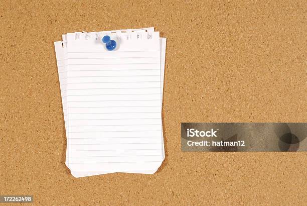 Foto de Quadro De Avisos De Nota De Papel e mais fotos de stock de Alfinetar - Alfinetar, Branco, Caderno de Anotação