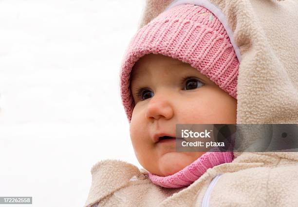 Bebé De Invierno Foto de stock y más banco de imágenes de 6-11 meses - 6-11 meses, Aire libre, Alegre