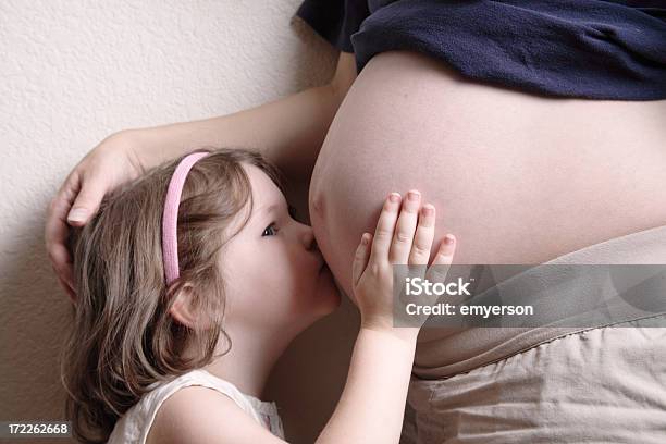 Mommy Nowego Dziecka - zdjęcia stockowe i więcej obrazów Brzuch - Brzuch, Całować, 2-3 lata