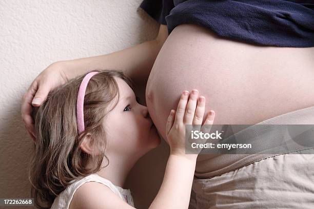 Foto de Mamãe Novo Baby e mais fotos de stock de Abdome - Abdome, Beijar, 2-3 Anos