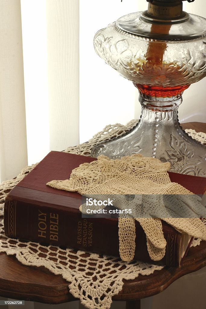 Religiosas: Antigua Lámpara con Biblia & Guantes de tejido de crochet - Foto de stock de Anticuado libre de derechos