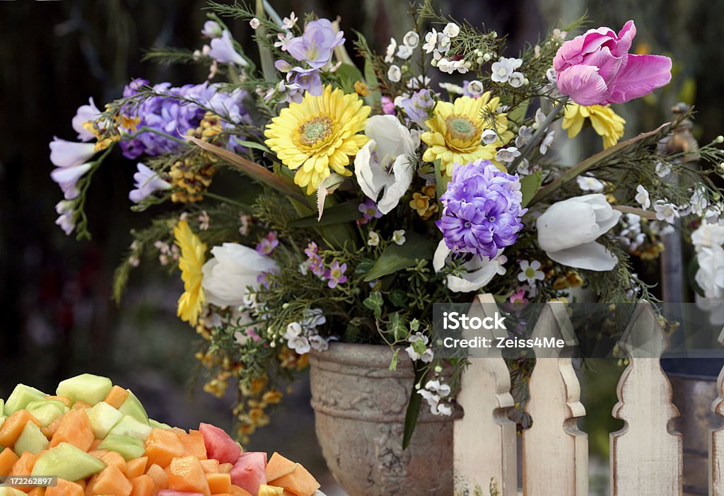 Flores coloridas e frutas na recepção - Foto de stock de Flor royalty-free