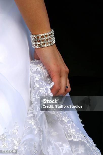 Photo libre de droit de Mariée Robe Froncée banque d'images et plus d'images libres de droit de Adulte - Adulte, Adulte d'âge moyen, Bijou