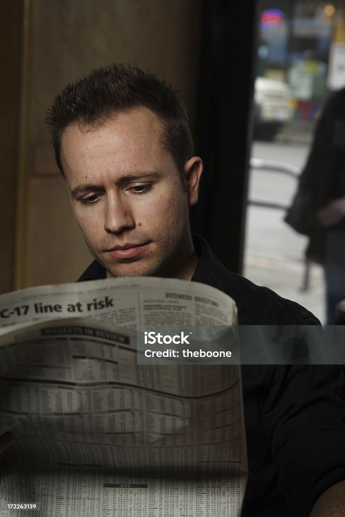 Hombre leyendo periódico - Foto de stock de 18-19 años libre de derechos