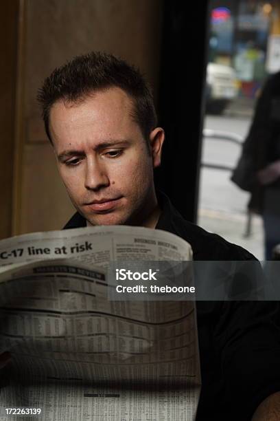 Hombre Leyendo Periódico Foto de stock y más banco de imágenes de 18-19 años - 18-19 años, 20-24 años, A la moda