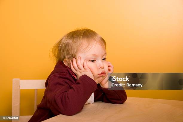 어린 아동 루킹 Bored 아기에 대한 스톡 사진 및 기타 이미지 - 아기, 안좋은 자세, 샐쭉한