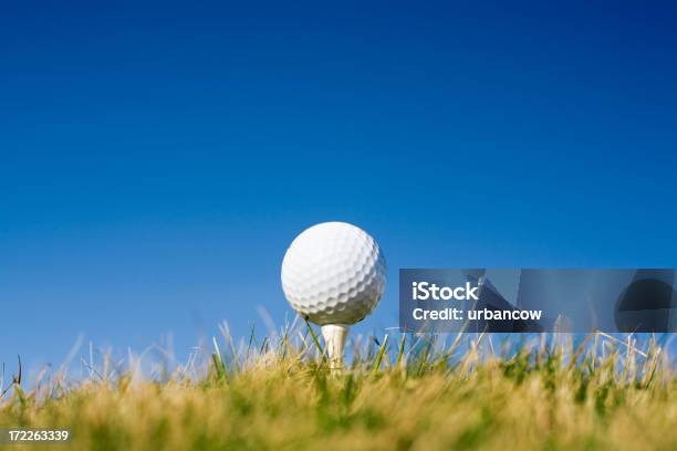 Bola De Golfe No Tee - Fotografias de stock e mais imagens de Ao Ar Livre - Ao Ar Livre, Atirar à Baliza, Azul