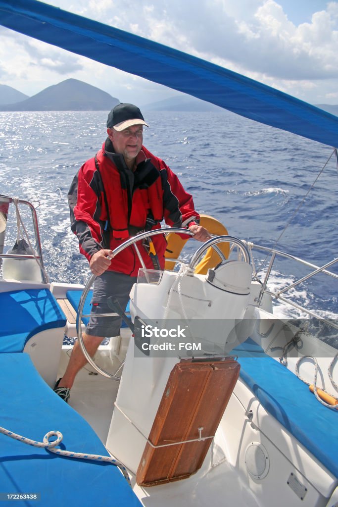 Helmsman - Foto stock royalty-free di Barca a vela