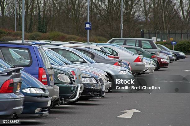 Парковка Автомобилей — стоковые фотографии и другие картинки Автостоянка - Автостоянка, Парковаться, Великобритания