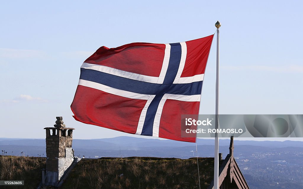 Bandiera della Norvegia e vecchio tetto, Oslo Norvegia - Foto stock royalty-free di Bandiera della Norvegia
