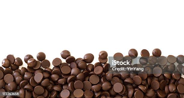 Scaglie Di Cioccolato Cacao Frame Border Su Sfondo Bianco - Fotografie stock e altre immagini di Goccia di cioccolato